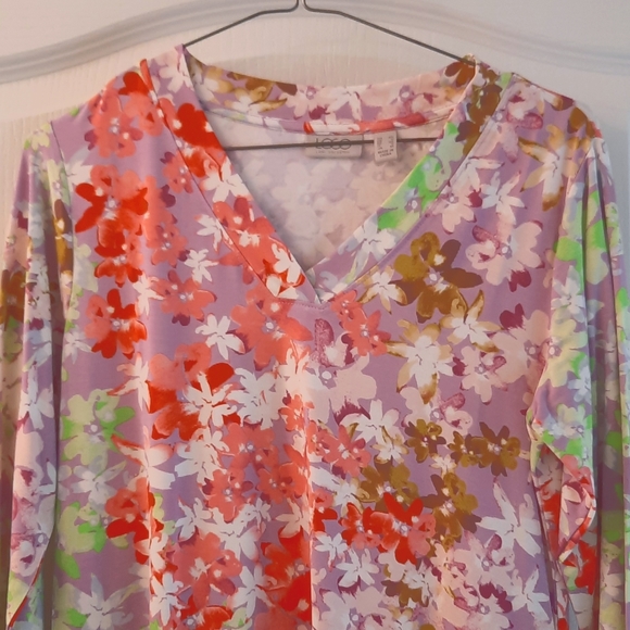 LOGO VNECK BEAUTIFUL FLORAL TUNIC🤩 - Picture 1 of 6